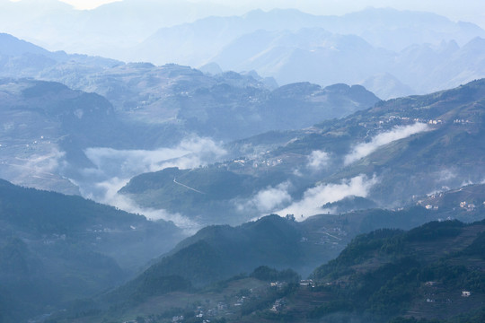 云雾缭绕群山