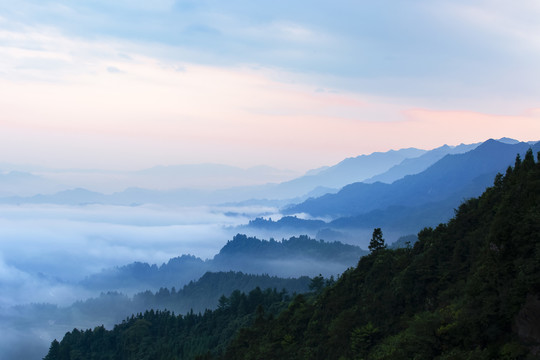 霞光云雾间