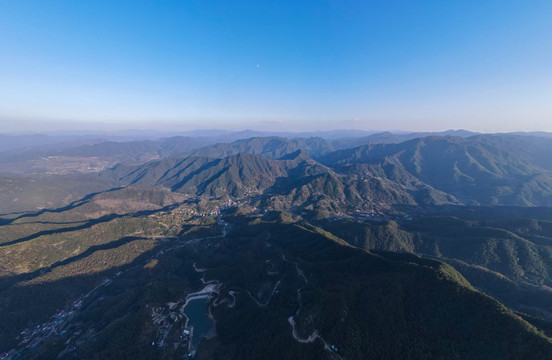 巍峨天姥山