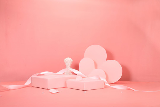 粉色卡纸搭配情人节海报