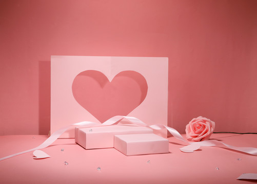 粉色卡纸搭配情人节海报