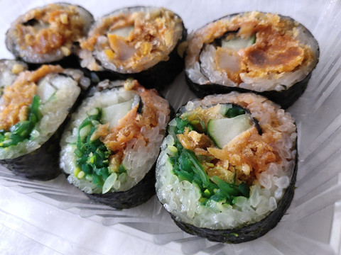 海草寿司和鸡柳寿司拼盘