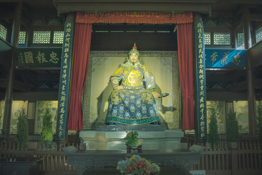 岳飞彩像
