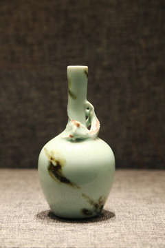 仿石纹釉堆塑螭龙长颈瓶