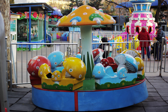 儿童游乐场旋转蘑菇船