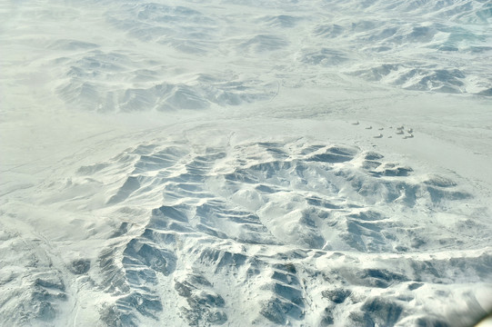 高空俯瞰雪山连绵的西藏高原