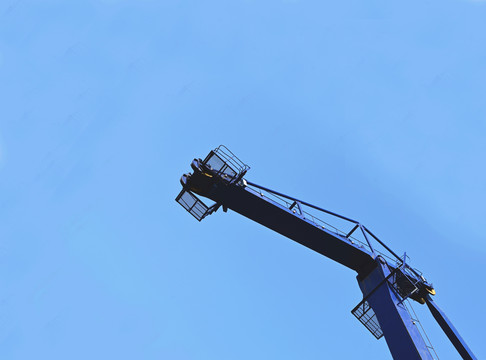 蓝天下码头的塔吊机械臂