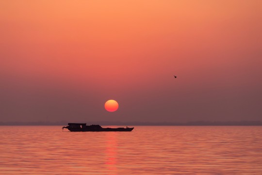 湖面夕阳