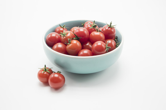 陶碗装着小西红柿