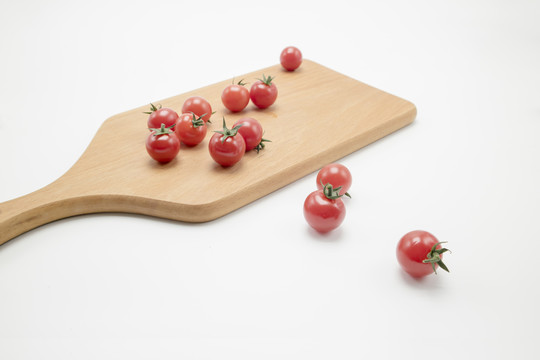菜板上摆放西红柿