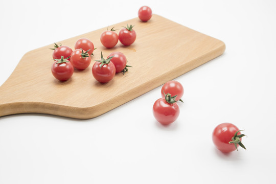 菜板上摆放西红柿