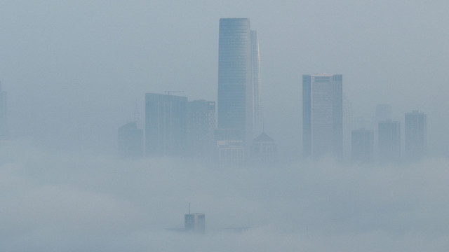 云雾里的天津城市美景航拍