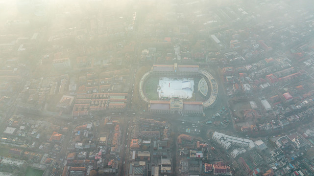 浓雾里的天津民园广场风光美景