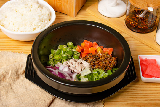 酸菜肉丝石锅拌饭