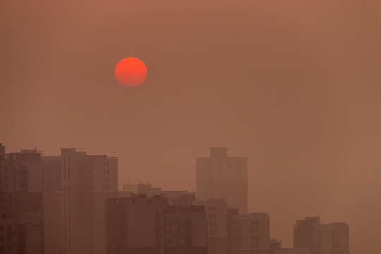 太阳从朦胧的城市轮廓中升起