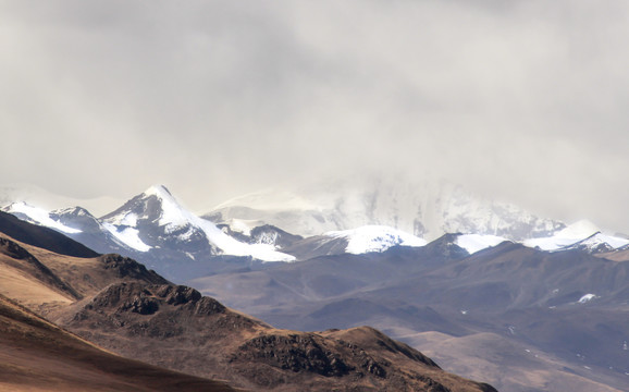 雾罩雪山