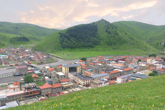 康巴藏区城镇及塔公草原风光
