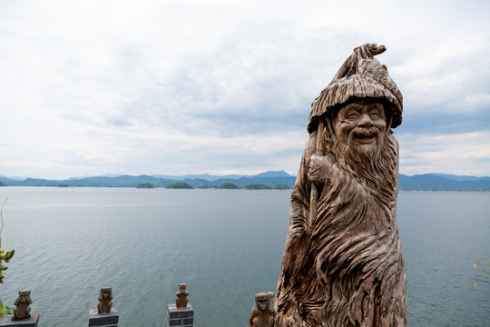 湖边渔翁雕像