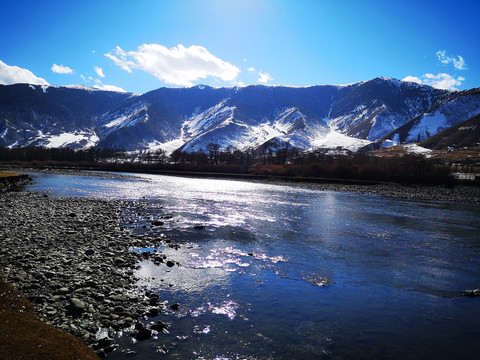 雪山河流