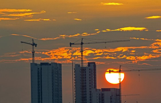 夕阳下吊塔