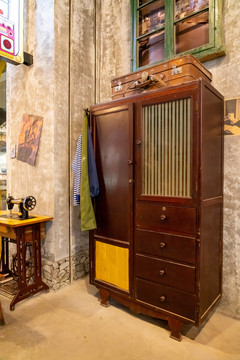 老式木衣柜