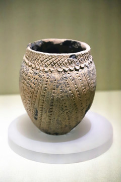 橄榄型刻划纹陶罐