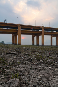 夕阳下的武汉杨泗港长江大桥