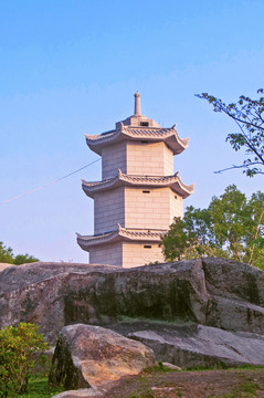 大坪山云谷寺石塔景色