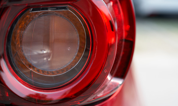 红色汽车灯罩近景照