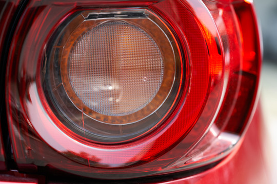 红色酷炫汽车玻璃灯罩照片
