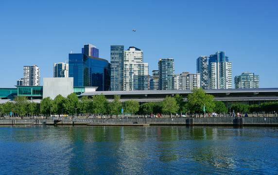 白天河岸建筑市景照