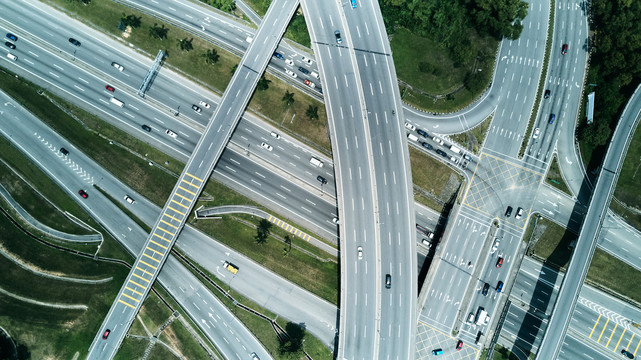 绿意公路空拍照片