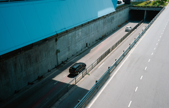 阳光下汽车行驶道路照