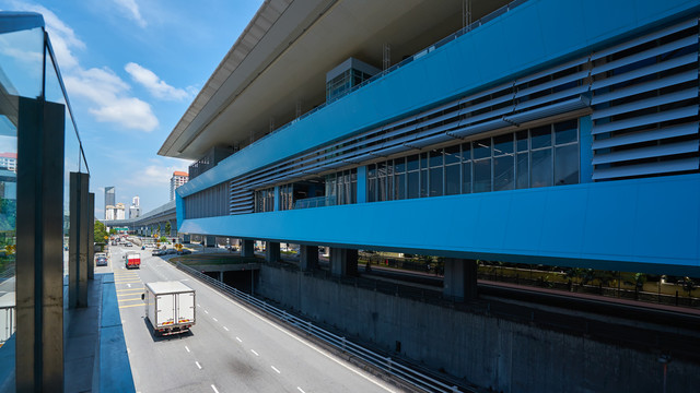 阳光下道路建筑外观照