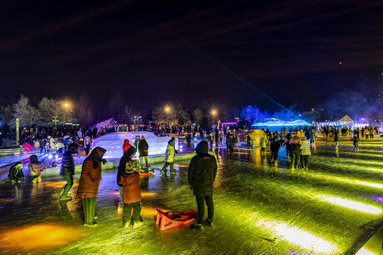 长春汽车冰雪嘉年华夜晚场景