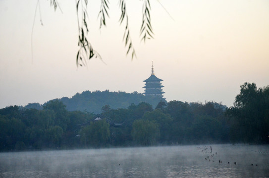 杭州西湖晨雾