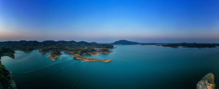 宽幅碧波荡漾湖光山色全景