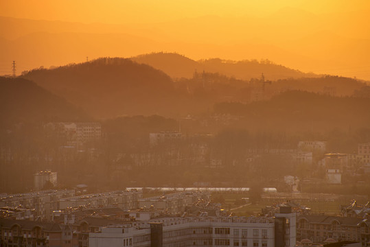 夕阳山城景色