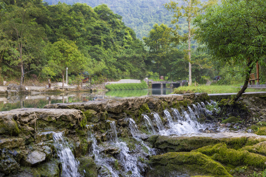 村边溪流