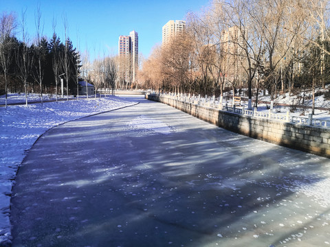城市公园冬季小河