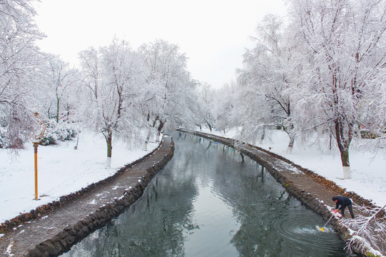 河道雪景