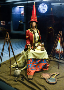 古代中亚贵族妇女服装