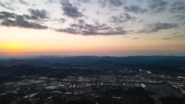 安吉大山里的日落云彩晚霞