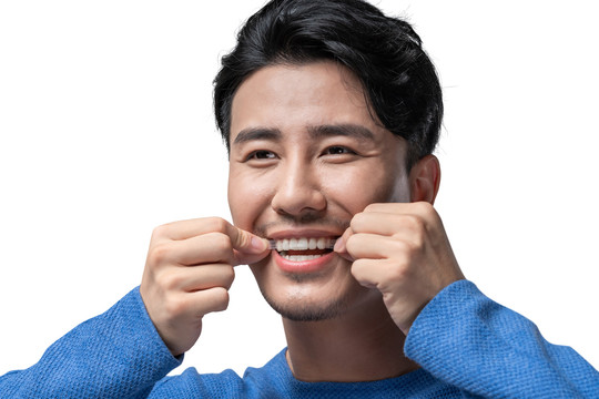 年轻男子使用牙贴