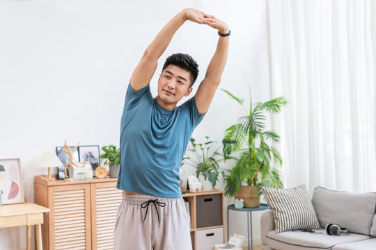 年轻男子在家健身