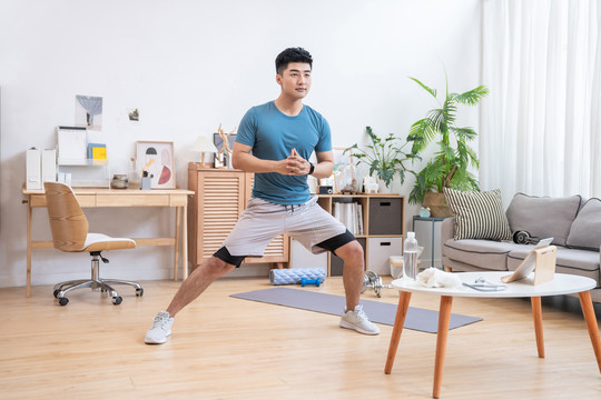 年轻男子在家健身