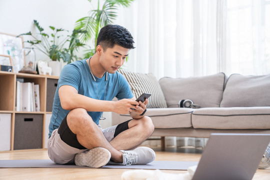 年轻男子在家健身