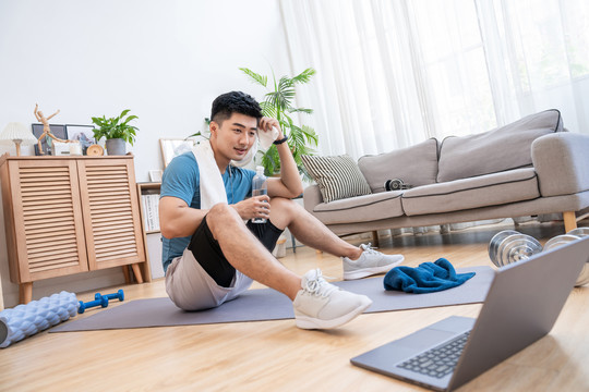 年轻男子在家健身