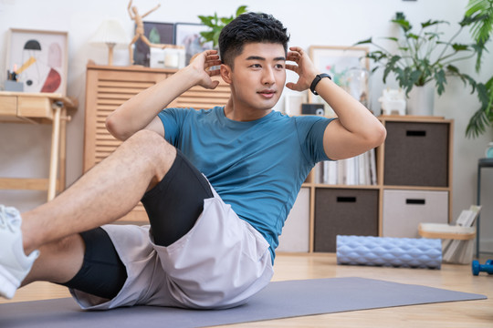 年轻男子在家健身