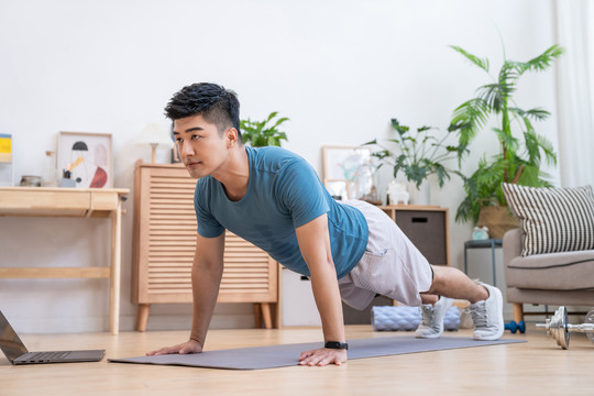 年轻男子在家健身